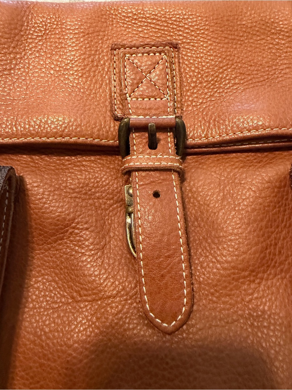 Vintage L.L. Bean pebble-grain leather tote bag features a fold-over top closure - Picture 3 of 16